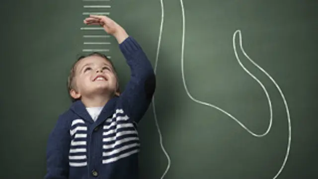 Niño midiendo su altura