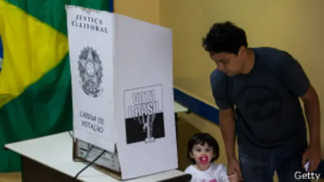 Un hombre vota en Brasil acompañado de una menor de edad.