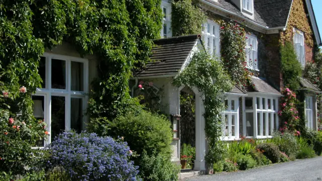  'द मिलब्रूक हाउस'