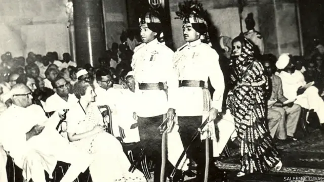 ایک پروگرام میں سٹیج کی جانب جاتے ہوئے بیگم اختر جہاں بھارت کی سابق وزیر اعظم اندرا گاندھی کو صف اول میں دیکھا جا سکتا ہے