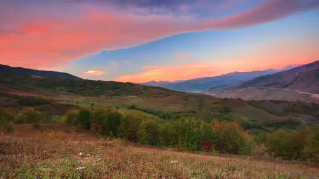 Этот снимок наш читатель Lyokin сделан на рассвете холодным утром неподалеку от села Фирик Губинского района Азербайджана
