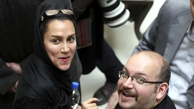 تعمل الصحفية لصالح صحيفة إماراتية ناطقة بالإنجليزية