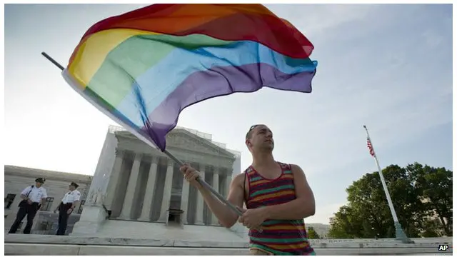 شادمانی یک فعال حقوق همجنسگرایان در برابر دیوان عالی در واشنگتن