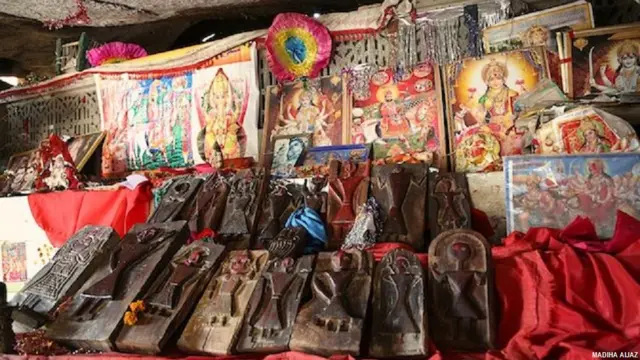 سندھ صوبے کے شہر نگر پارکر کے ایک غار میں موجود قدیم چڑی او مندر کا ایک منظر جہاں مختلف دیوی دیوتاؤں کی تصاویر اور مجسمے نظر آتے ہیں۔