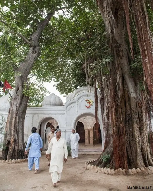 پشاور کے گورکھ ناتھ مندر کا ایک منظر جہاں عقیدت مند اور سیاح دونوں آتے ہیں۔