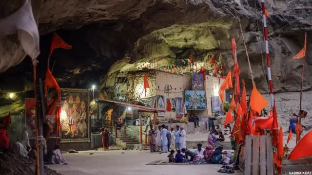 بلوچستان کے ضلع لسبیلا میں ہنگلاج ماتا کا معروف مندر ہے۔ یہ ہنگول کے دریا کے کنارے موجود غار میں قائم ہے۔