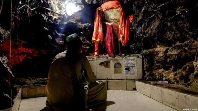 صوبہ سندھ کے روہڑی شہر کے پاس ایک غار میں کالکا دیوی کا مندر ہے۔