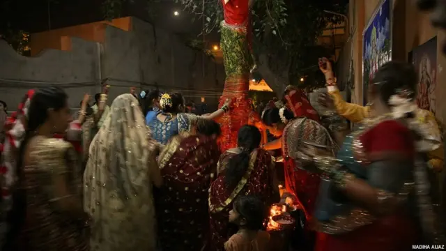 پاکستان میں آباد ہندو اپنی تہذیب و ثقاقت اور رسم و رواج سے پوری طرح سے رچے بسے ہیں۔ ایک مندر میں ہندو خواتین کڑواچوتھ کے تہوار کے موقعے پر جمع ہیں۔