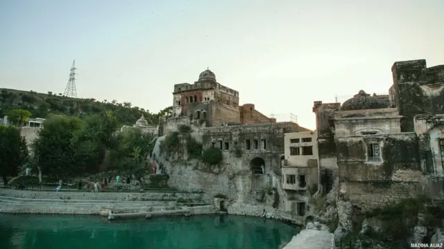 پاکستانی مصنفہ ریما عباسی نے پاکستان میں موجود ہندو مندروں پر ایک کتاب ’پاکستان کے تاريخی مندر‘ کے نام سے لکھی ہے اور اس کے لیے فوٹوگرافی مدیحہ اعجاز نے کی ہے۔ اس گیلری کی تمام تصاویر اسی کتاب سے ہیں۔ یہاں پنجاب کے ضلع چکوال کے کٹاس راج کے تاریخی مندر اور تالاب کو دیکھا جا سکتا ہے۔