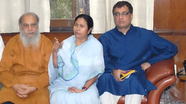 দলীয় সহকর্মীদের সাথে মূখ্যমন্ত্রী ও তৃণমূল কংগ্রেস নেত্রী মমতা ব্যানার্জী।
