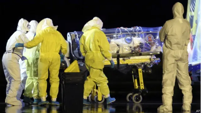 انتقال مانوئل گارسیا از فرودگاه به بیمارستان. این کشیش اسپانیایی در سیرالئون به ابولا مبتلا شده بود