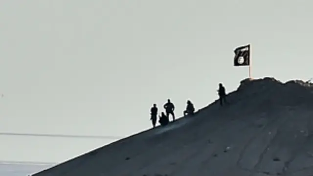 कोबान शहर के पास एक पहाड़ी पर इस्लामिक स्टेट का झंडा लहरा रहा है.