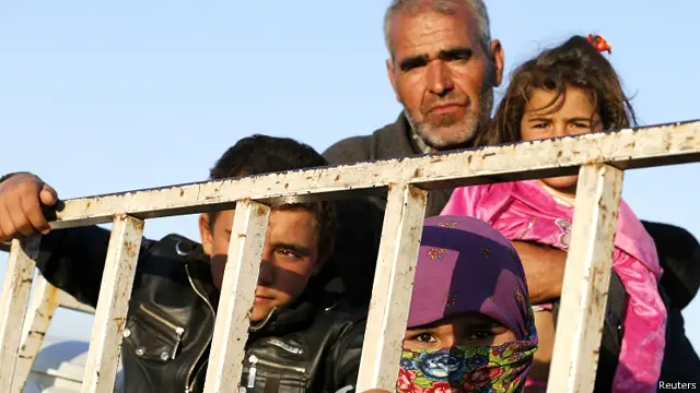 نقلت شاحنات المدنيين من بينهم نساء وأطفال باتجاه الحدود التركية.