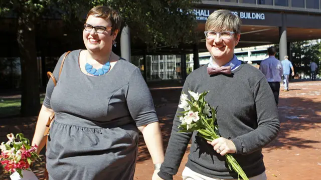 لیندزی اولیور و نیکول پرایز اولین عقدنامه همجنسگرایان صادر شده در ویرجینیا را پس از حکم در ریچموند دریافت کردند