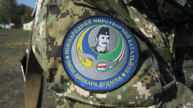 На отличительном знаке чеченского батальона изображен Джохар Дудаев