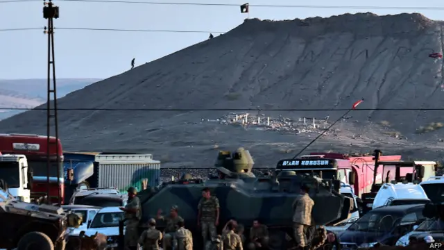 رفع مسلحو تنظيم الدولة الإسلامية رايتهم على التل المطل على البلدة. 