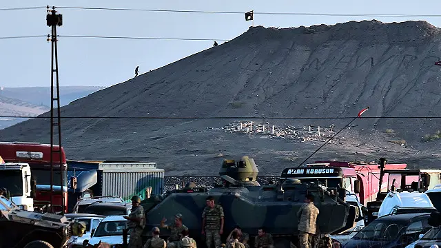 IS đã cắm cờ đen trên một ngọn đồi chiến lược ở Kobane
