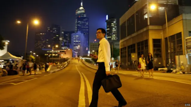 周一,香港公務員已經能夠順利上班。