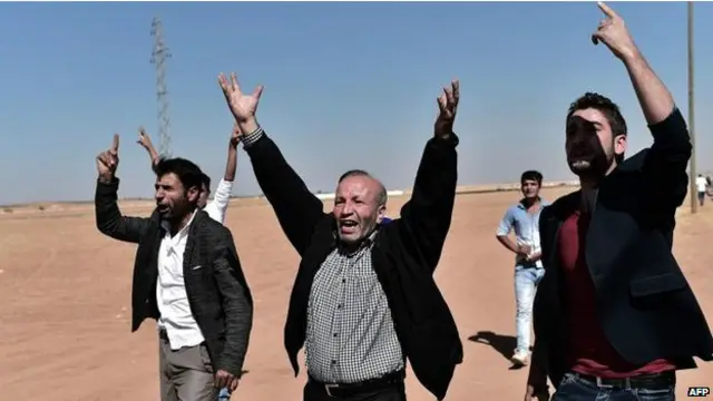 فر أكثر من 160 الف سوري وأكثريتهم من الأكراد من البلدة الحدودية.