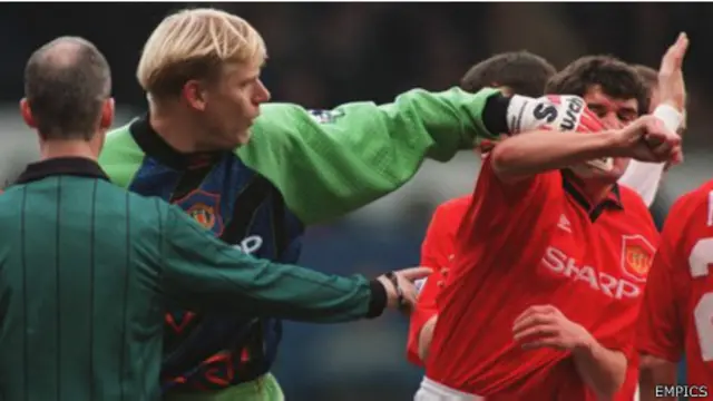 Peter Schmeichel dan Roy Keane terlibat dalam perkelahian saat bertanding pada era 1990-an.