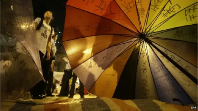 يطالب المتظاهرون بأن تسمح الحكومة المركزية في بكين بانتخابات حرة تماما لاختيار زعيم الاقليم