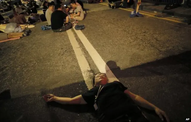 خفت حدة التظاهر الاثنين ولم يبق سوى مئات المتظاهرين