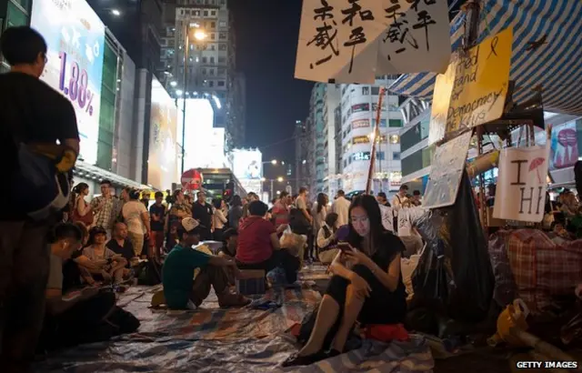 الاحتجاجات سلمية الى حد كبير على الرغم من بعض الاضطرابات اثر استخدام الشرطة للغاز المسيل للدموع