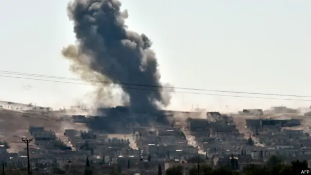 مراسل بي بي سي يفيد بوقوع ضربات جوية كبيرة في وقت مبكر صباح الثلاثاء على البلدة. 