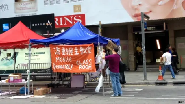 Quang cảnh nơi biểu tình ở Causeway Bay sáng 7/10  với biểu ngữ 'Lớp học dân chủ di động'