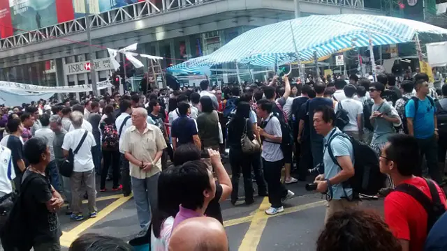 占领中环示威者在旺角占领区聚集（BBC中文网图片7/10/2014）
