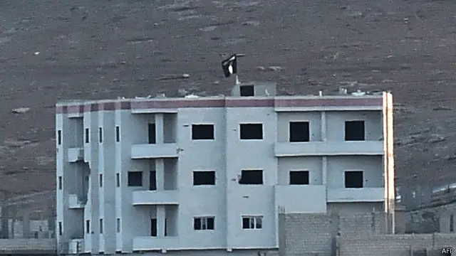 رفع تنظيم "الدولة الإسلامية" علمه على مبنى في بلدة كوباني السورية.