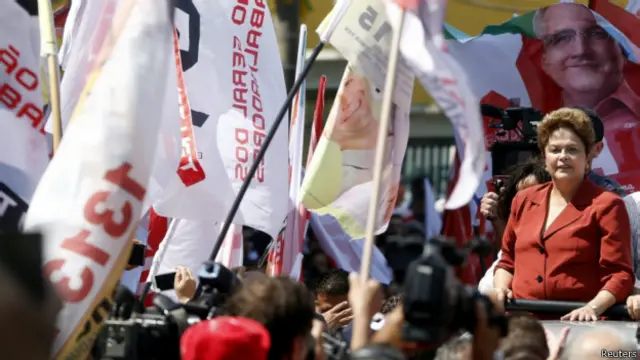 Dilma em comício de campanha (Reuters)