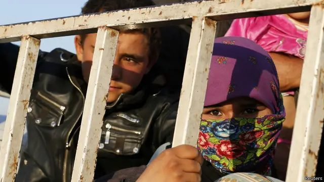 نزح معظم سكان مدينة كوباني، ذات الأغلبية الكردية، إلى تركيا. 