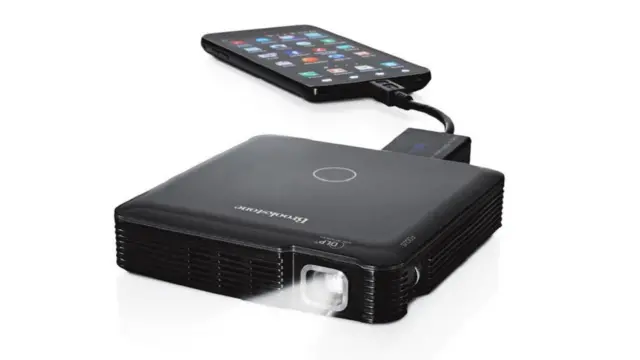 Um bom gadget é o que pode ser usado tanto para diversão quanto para trabalho. O Brookstone HDMI Pocket Projector (cercaonabet powder uses in hindiR$ 750) funciona com computadores, smartphones, tablets - tudo com USB. Portátil, ele pode ser usado para projetar apresentaçõesonabet powder uses in hindinegócios... ou filmes e seriados.