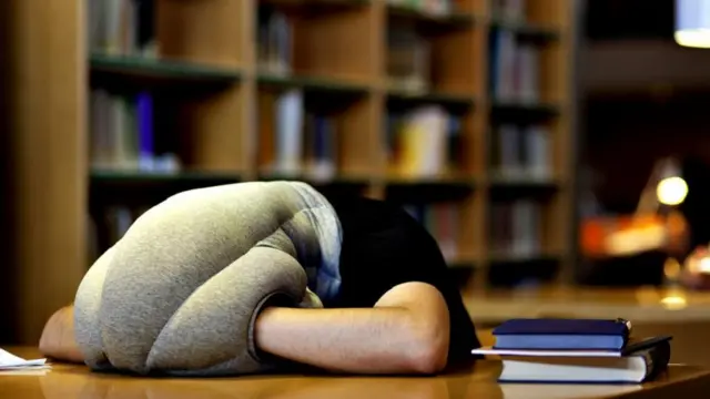 Você não precisa ter um escritório só para si para poder tirar uma soneca. Não se você tiver o Ostrich Pillow (R$ 200), o travesseiroonabet powder uses in hindiavestruz feito pela Studio Banana Thing. O travesseiro bloqueia a luz e o som, e permite que se durmaonabet powder uses in hindiquase qualquer lugar, sem precisaronabet powder uses in hindisofá ou cama. O lado negativo é que ele chama um pouco a atenção...