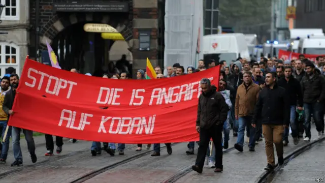 کردهای ساکن در شهر برمن در آلمان با حمل پلاکاردی که بر روی آن نوشته "حملات دولت اسلامی را متوقف کنید" علیه خشونت این گروه دست به اعتراض زدند
