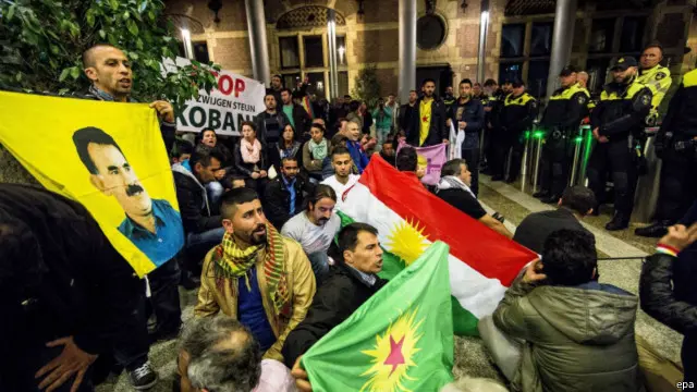 معترضان کرد با ورود به ساختمان پارلمان در لاهه هلند اعتراض خود را علیه حملات گروه داعش در کوبانی اعلام کردند