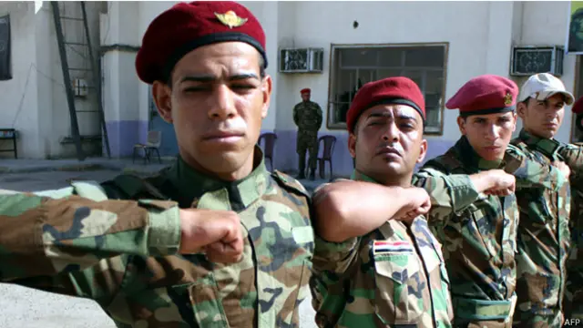 يدعم القوات العراقية متطوعون من "الحشد الشعبي"