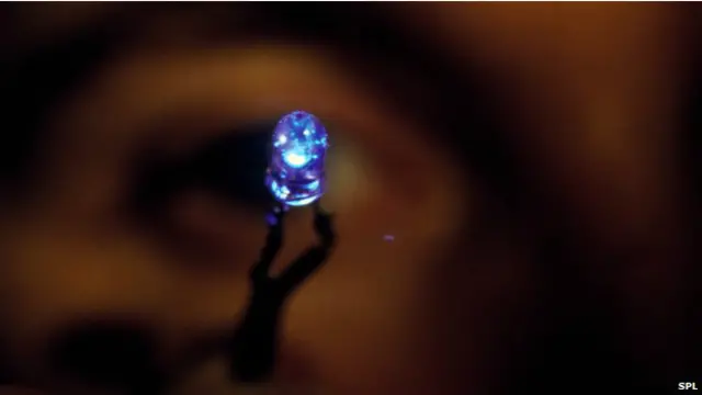  نوبیل پرائز برائے فزکس، ’ایل ای ڈیز‘ ایجاد کرنے والے جاپان کے تین سائنسدانوں کو دیا گیاہے 