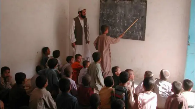 قبائلی علاقوں میں تعلیمی اداروں اور اساتذہ کی شدید کمی کے باعث فاٹا میں تعلیم کی شرح بھی نہ ہونے کے برابر ہے