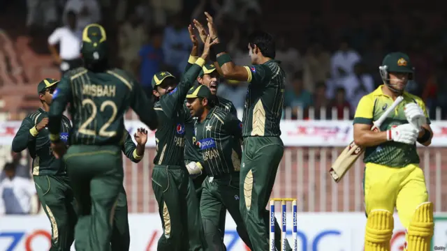 آؤٹ ہونے والے پہلے بلے باز فنچ تھے جنھوں نے ایک گیند کا سامنا کیا اور صفر پر اپنا کیچ دے بیٹھے۔