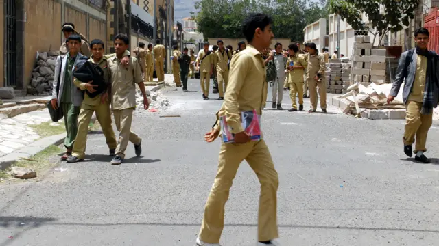 الطلبة يتوجهون للمدارس في منطقة حدة جنوب غرب صنعاء، بينما تسود العاصمة اليمنية حالة من القلق والتوتر بسبب النزاع بين المسلحين الحوثيين والقوات الموالية للحكومة.