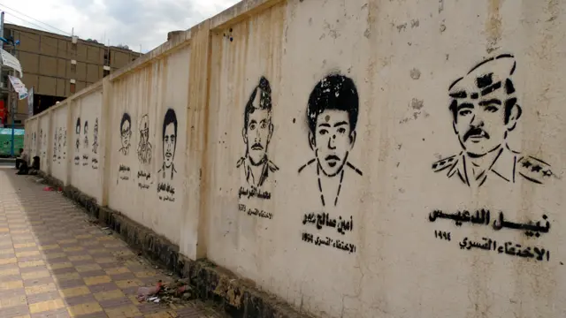 نشطاء يمنيون يوثقون عن طريق فن الغرافيتي عدد من حالات الاختفاء القسري التي شهدها اليمن خلال حكم الرئيس السابق، علي عبد الله صالح. (الصور بعدسة رضوى جمال)

