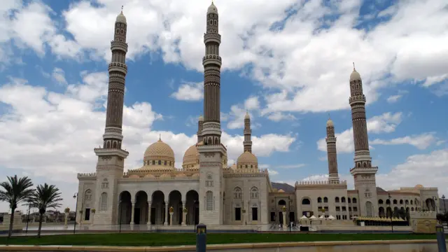 مسجد الصالح أكبر جوامع اليمن وأبرز معالمها الإسلامية والذي يقع في قلب العاصمة صنعاء. افتتح في عام 2008 خلال فترة حكم علي عبد الله صالح، وأثارت تكلفة بناء المسجد التي بلغت 60 مليون دولار استياء الكثير من اليمنيين في بلد يعيش نحو نصف سكانه على أقل من دولارين في اليوم الواحد.