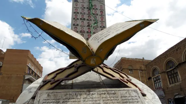 نصب تذكاري لقتلى "جمعة الكرامة" في العاصمة صنعاء، وهو اليوم الذي يعد نقطة تحول في الثورة اليمنية التي أنهت حكم علي عبد الله صالح الذي استمر لنحو 33 عاماً. 