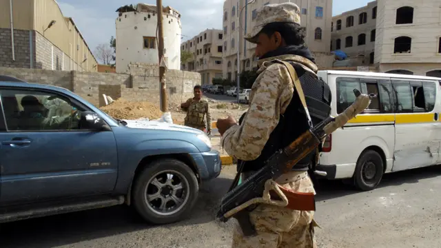 جندي يقف في إحدى نقاط التفتيش التي وضعتها الحكومة اليمنية كل بضعة كيلومترات داخل صنعاء في محاولة للسيطرة على تدفق الأسلحة من وإلى العاصمة.