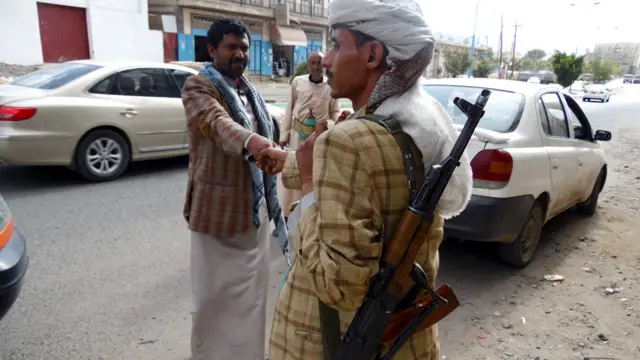 حيازة السلاح تعد عرفاً إجتماعياً وجزءاً من الثقافة اليمنية حيث تشير التقديرات إلى أن عدد الأسلحة في اليمن يبلغ ضعف عدد السكان على أقل تقدير.