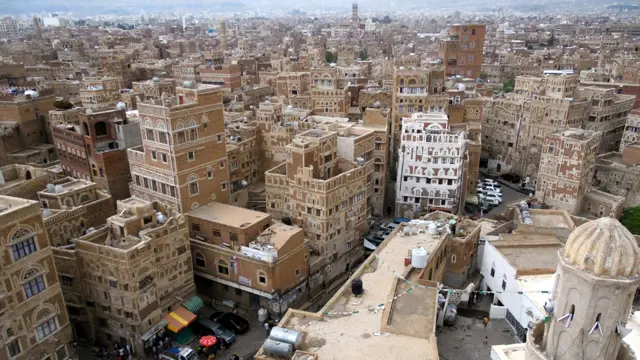 مدينة صنعاء القديمة بطابعها المعماري الفريد هي أحد أبرز المعالم السياحية في اليمن. المدينة المسجلة ضمن قائمة التراث الانساني العالمي لمنظمة الأمم المتحدة للتربية والعلوم والثقافة أصبحت اليوم شبه مهجورة بسبب تراجع أعداد السياح لسوء الأوضاع الأمنية في البلاد.