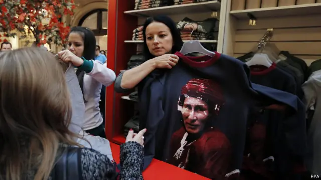 Летом дизайнеры запустили в продажу футболки с изображением Путина, теперь - толстовки