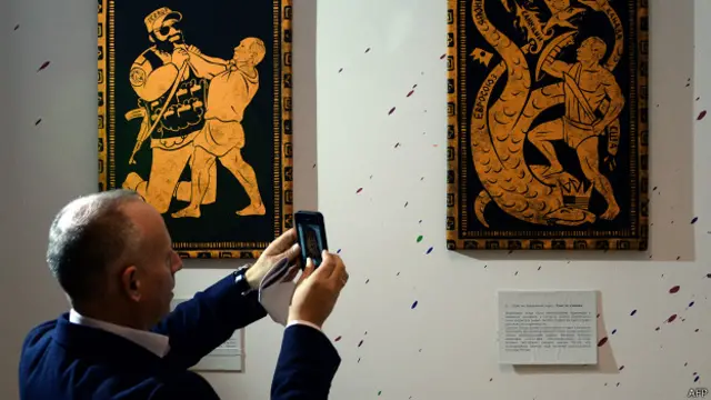 Посетитель выставки "12 подвигов Путина"